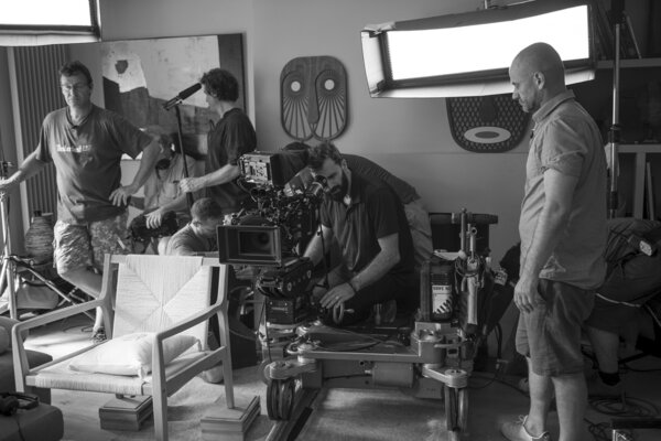 Jean-Bernard Lortie (à gauche), chef électricien - Tournage du segment réalisé par Thomas Bidegain (absent sur l'image) - Photo Maria Camille Orlando