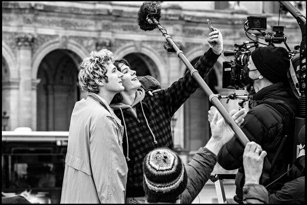 Un selfie entre Vincent Lacoste et Paul Kircher devant la caméra de Rémy Chevrin - Photo Jean-Louis Fernandez