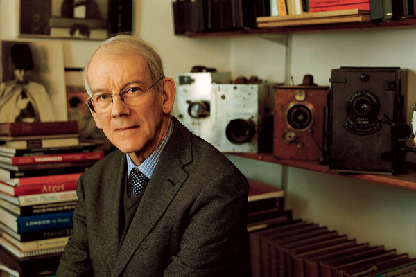 Kevin Brownlow à son domicile en 2012 - Photo Emma Hardy / <i>Vanity Fair</i>