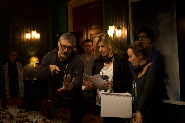 Séance de découpage de la scène du dîner de "Madame" - De g. à d. : Régis Blondeau, Amanda Sthers et sa scripte, Louise Arhex - Photo Samantha Hellmann