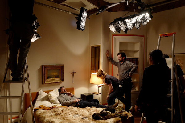 Léo Hinstin, debout à côté de l'étagère, sur le plateau de "Madame Claude" - Photo Ariane Damain-Vergallo