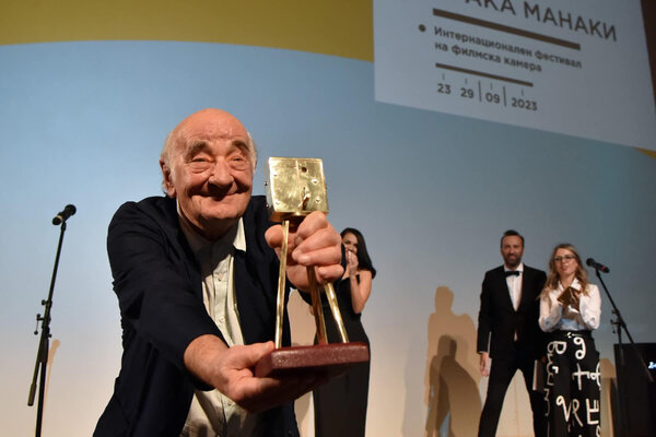 Peter Biziou et sa Caméra 300 d'or spéciale - Photo ICFF Manaki Brothers