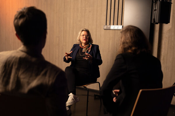 Mandy Walker, between Hélène de Roux and Pascale Marin, backs to the camera - Photo Katarzyna Średnicka