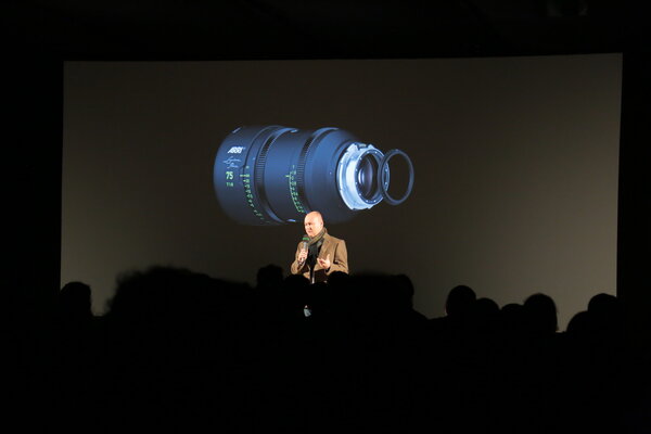 Thorsten Meywald présentant les filtres arrière des optiques Signature Prime - ﻿﻿Photo Naomi Amarger