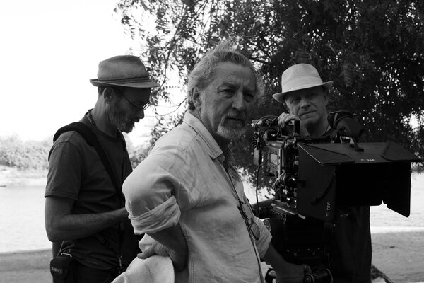 De g à d : Vincent Buron (assistant opérateur), Robert Guédiguian et Pierre Milon - Photo Matteo Severi