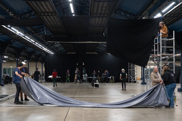 Pliage de la toile de l'écran de projection - Photo Lola Cacciarella