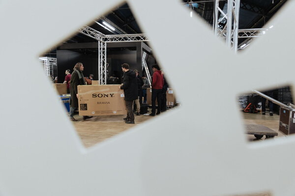 Prise de vue "au carré" du montage du stand Sony - Photo Katarzyna Średnicka