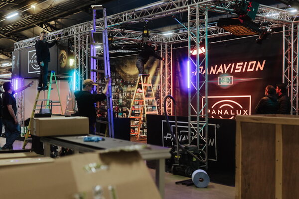 Les stands Panavision et Panalux pendant leur montage - Photo Katarzyna Średnicka