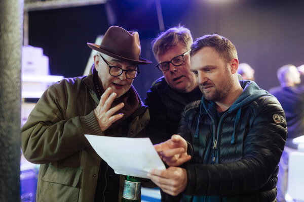 Carey Duffy, Andrew et Benjamin Steele préparant le montage des stands Cooke-Emit - Photo Katarzyna Średnicka