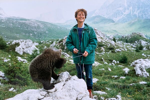 Myriam Touzé pendant le tournage de "L'Ours", en 1988