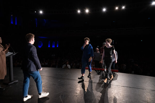 Le Prix de la photographie annoncé, Emilie Rezai, au centre, arrivant sur scène - Photo Pauline Maillet / Nikon Film Festival