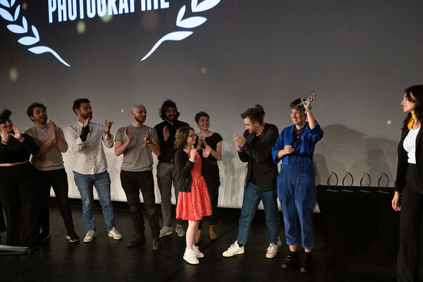 Emilie Rezai, prix en main, et l'équipe et les protagonistes du film - Photo Pauline Maillet / Nikon Film Festival