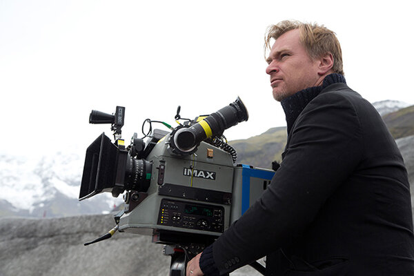 Christopher Nolan à côté d'une caméra Imax - DR