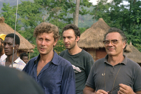 Patrick Grandperret et Jean-Michel Humeau sur le tournage de "L'Enfant lion", en 1992 - Au 2<sup class="typo_exposants">e</sup> plan, Jérôme Arrignon et un membre de l'équipe ivoirienne - Photo Olivia Bruynoghe