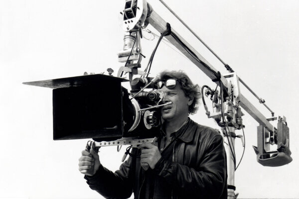 Patrick Grandperret sur le tournage, au Maroc, de "L'Enfant lion", en 1993 - Arri BL 35 suspendue au pantographe à vérins hydrauliques conçu par Ben Fauveau - Photo Olivia Bruynoghe