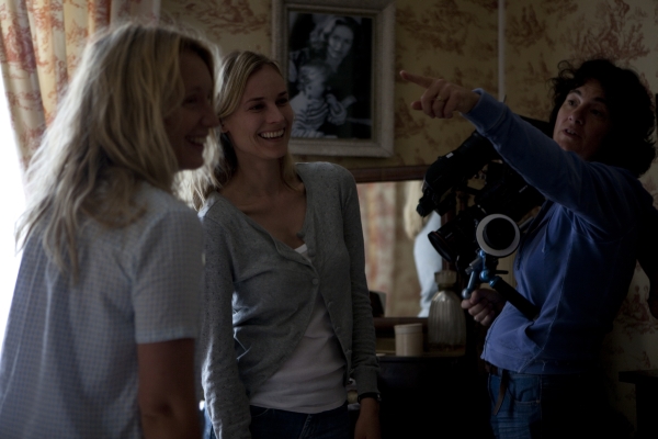 Ludivine Sagnier, Diane Kruger et Nathalie Durand, caméra à la main - Sur le tournage de <i>Pieds nus sur les limaces</i> de Fabienne Berthaud<br class='manualbr' />© Chantal Thomine-Le Bureau