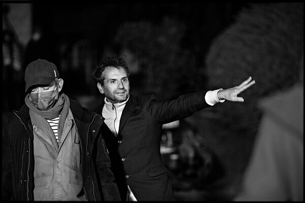 Sébastien Buchmann, masque sur le visage, et Serge Bozon sur le tournage de "Don Juan" - Photo Jean-Louis Fernandez / Les Films Pelléas