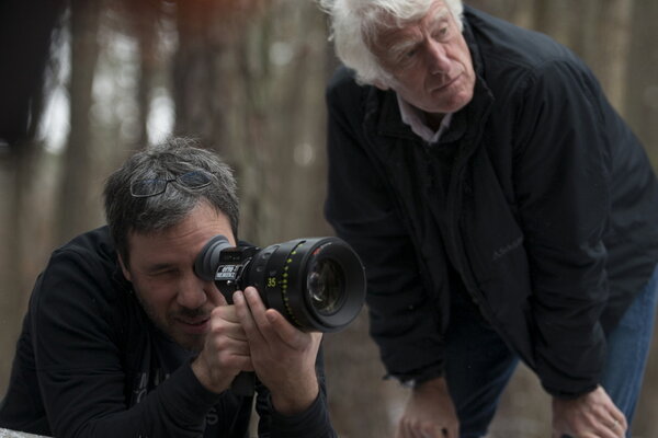 Denis Villeneuve, viseur en mains, et Roger Deakins sur le tournage de "Sicario" - DR