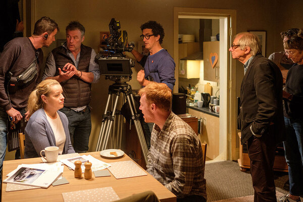 Sur le plateau de "Sorry We Missed You". De g. à d., debouts : Thibault Walckiers, 2<sup class="typo_exposants">e</sup> assistant opérateur, Andrew O'Reilly, premier assistant opérateur, le directeur de la photo Robbie Ryan, BSC, ISC, Ken Loach et la scripte Susanna Lenton. Assis : Debbie Honeywood et Kris Hitchin. - © Sixteen Films 2019. Photo : Joss Barratt.