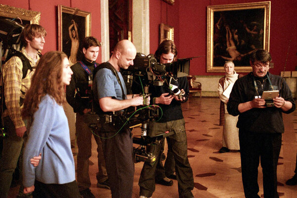 Tilman Büttner, au centre, et Alexandre Sokourov, à droite, sur le tournage de "L'Arche russe"