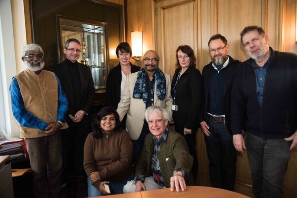 Les directeurs de la photo indiens et AFC dans le bureau "Pierre Angénieux" - De g. à d. : Sunny Joseph, Pierre Andurand, Savita Singh, Paulette Dumerc, Govind Nihalani, Jean-Yves Le Poulain, Caroline Champetier, Dominique Rouchon, Eric Guchard - Photo Pauline Maillet