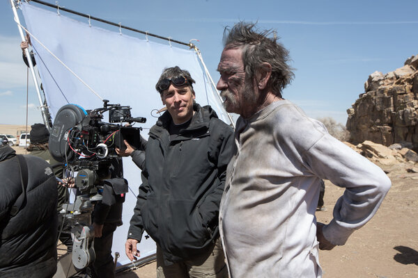 Rodrigo Prieto and Tommy Lee Jones on the set of "The Homesman" - DR