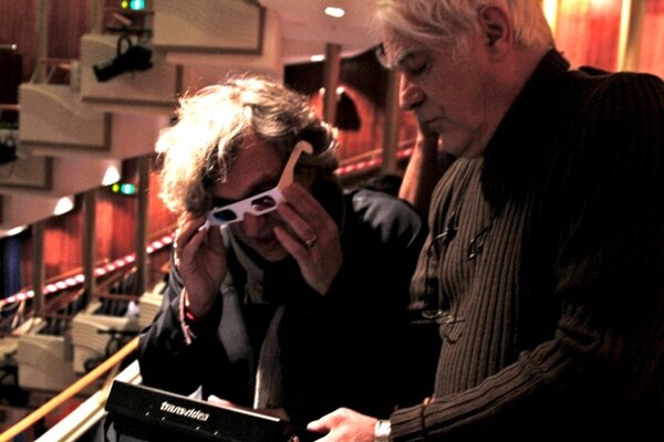 Wim Wanders et Alain Derobe, moniteur Transvideo en mains, sur le tournage de "Pina" - Photo DR