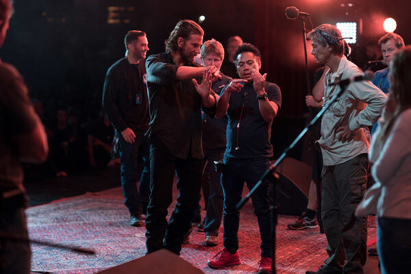 Bradley Cooper, Matthew Libatique et le cadreur P. Scott Sakamoto sur le tournage de "A Star Is Born".