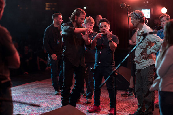 Bradley Cooper, Matthew Libatique et le cadreur P. Scott Sakamoto sur le tournage de "A Star Is Born".
