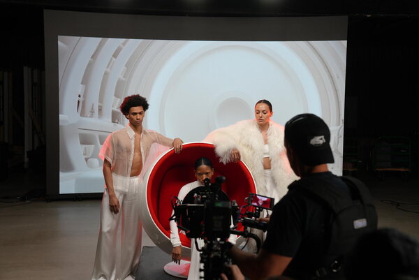 BTS d'un tournage pour la marque de mode Travis Taddeo dans le nouveau studio Arri de New York.