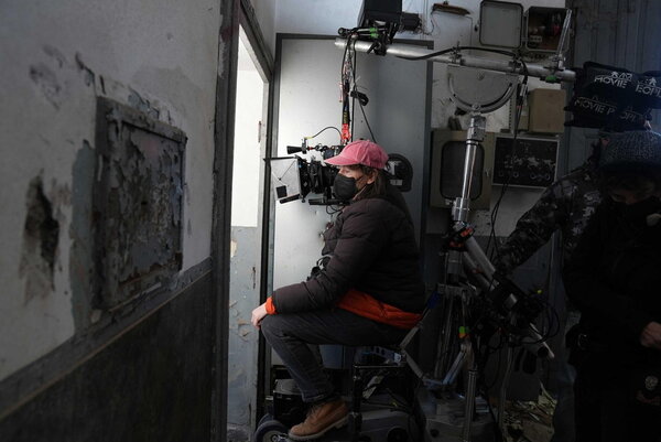 La directrice de la photographie Hélène Louvart, AFC, sur le tournage de "La Chimère". - Photo de Simona Pampallona.