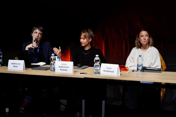 Hélène de Roux, Lena Katharina Krause et Lucie Baudinaud lors de la conférence - Photo Renaud Personnaz