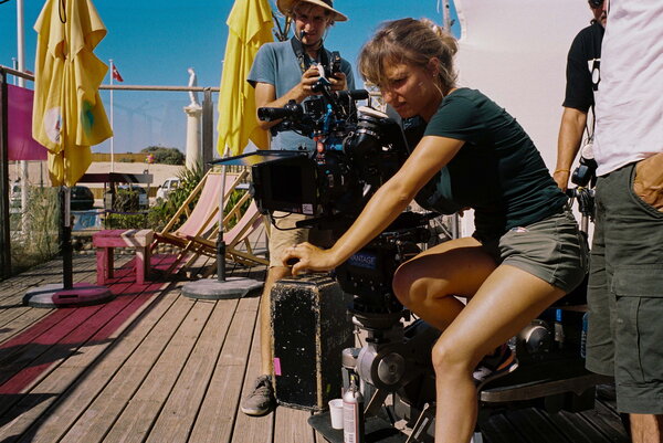 Léa Mysius, sur la dolly, et Cyrille Hubert, premier assistant opérateur