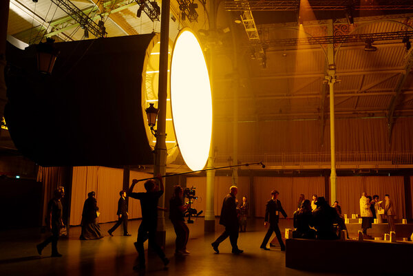 Structure tubulaire avec, à l'intérieur, un 24 kW Fresnel, et sa toile de diffusion - Photo Ariane Damain Vergallo