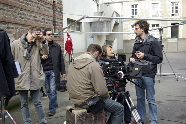 Sur le tournage de "Qui vive" - De g. à d. : Marianne Tardieu, réalisatrice, Marc-Antoine Mulliez (assis de dos), assistant caméra, Jordane Chouzenoux, derrière la caméra, et Ernesto Giolitti, chef électricien - Photo Eva Sehet