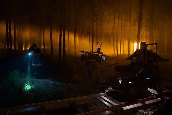 Travelling sur les pompiers qui courent vers la forêt en feu