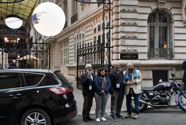 La délégation indienne devant la grille de La fémis - Photo Romain Mathieu