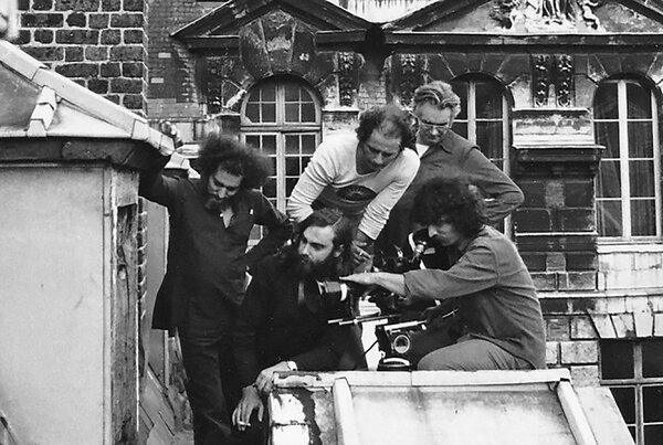 Sur le tournage d'"Un homme qui dort", en 1973 - Au 1<sup class="typo_exposants">er</sup> plan et de g. à d., Georges Pérec, Bernard Queysanne et Bernard Zitzermann ; derrière lui, Richard Vasseur