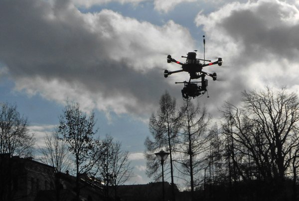 Emma, Nicola, Angus & Alexa : "Helicopter Girls" Arri offers a demonstration of its Alexa Mini filming an aerial shot