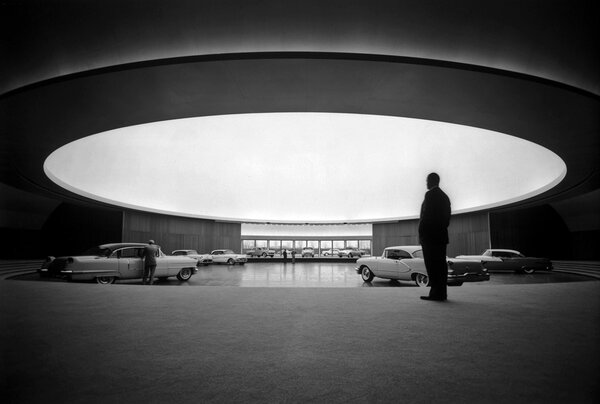 Aire d'exposition sous la coupole du General Motors Technical Center, Warren, Michigan (USA) 1953-1955 - Eero Saarinen, avec la courtoise autorisation de General Motors Media Archives