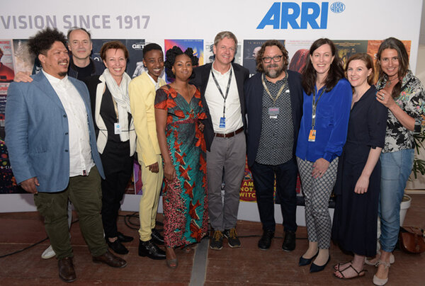 L'équipe de "Rafiki" rencontre Arri (de gauche à droite) : Christopher Wessels (DoP), Gerhard Meixner (Razor Film), Mandy Rahn (Arri), Samantha Mugatsia (actrice), Wanuri Kahiu (réalisateur), D<sup class="typo_exposants">r</sup>. Joerg Pohlman (Arri), Steven Markovitz (producteur), Ute Boehringer-Mai (Arri), Tamsin Ranger (cinéma du monde) et Elisabeth Hesemans (coach d'acteurs)