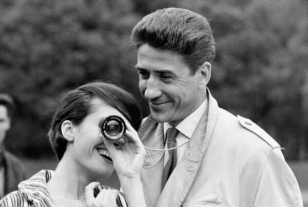 Delphine Seyrig, chercheur de champ en main, et Alain Resnais sur le tournage de "L'Année dernière à Marienbad" (1960) - Photo Georges Pierre