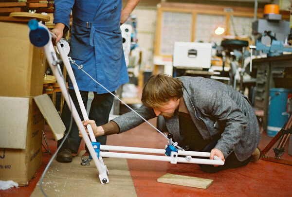 Jean-Marie Lavalou inspectant une pièce chez Samuelson-Alga, à Vincennes, en 1981 - Photo Andy Romanoff