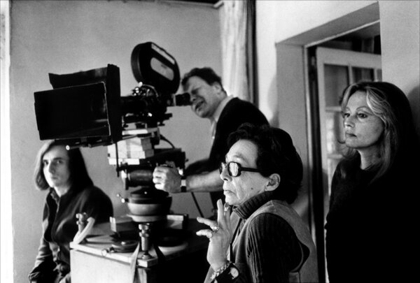 Sur le tournage de "Nathalie Granger", de Marguerite Duras - De g. à d. : Bruno Nuytten, Ghislain Cloquet, à l'œilleton de la caméra, Marguerite Duras et Jeanne Moreau
