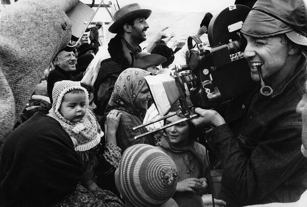 Haskell Wexler sur le tournage d'"America, America", en 1963 - DR