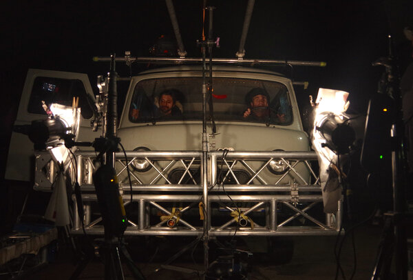 Sur place - Notre doublure "camion de jeu" ressemble à un véhicule de <i>Mad Max</i>… On tournera à l'arrêt une série de plans qui seront montés en mouvement. Aucune lumière sur le lac Baïkal ne justifie de faire un tour la nuit sur la glace tant que la caméra ne filme pas dans l'axe des phares… <i>(Photo Cyril Girard, chef électricien, vendredi 27 mars)</i>