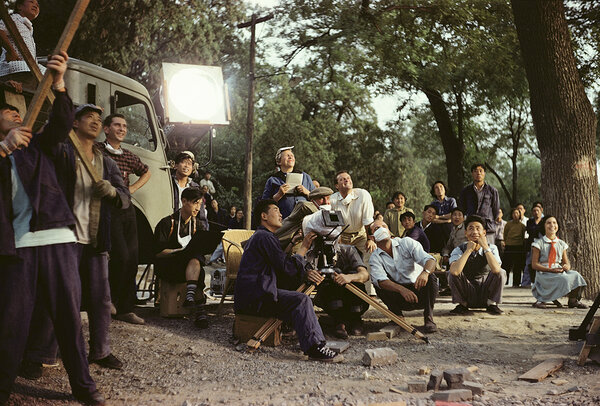 Tournage du “Cerf volant du bout du monde" avec Pierre Lhomme, assistant opérateur, accroupi au centre - Archives personnelles Pierre Lhomme