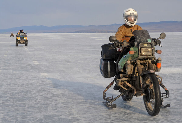 Le dernier dimanche pour traverser sur la glace ! - Ptitluc quitte l'île d'Olkhron avec sa BMW spécialement aménagée pour glisser sur le lac gelé… Cela fait maintenant plusieurs jours que des écriteaux rouges et blancs, en cyrillique, déconseillent à tous de s'aventurer sur la glace. Arnaud délègue un de ses meilleurs chauffeurs pour guider Ptitluc… Conscients qu'il s'agit d'une des dernières traversées dans ces conditions, nous sommes plusieurs (Cyril, Myriam, Raphaël, Clara et moi) à accompagner Ptiluc en quad… Au retour, nous apercevrons un loup qui erre sur le lac… <i>(Gilles Porte, dimanche 29 mars)</i>