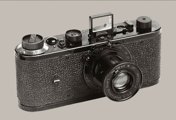 A camera of the Leica 0 series - Leitz document