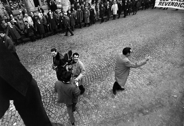 Jimmy Glasberg, "Auricon-coupé" à l'épaule, sur un tournage d'actualités, en 1962
